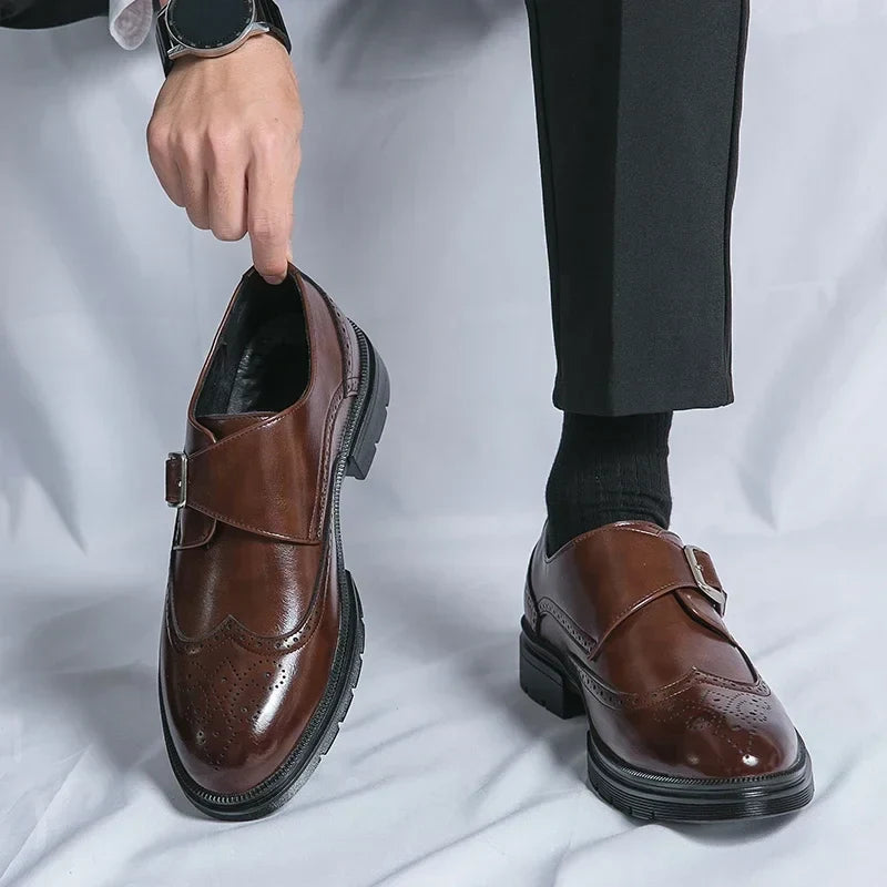 Chaussures homme à boucle perforées