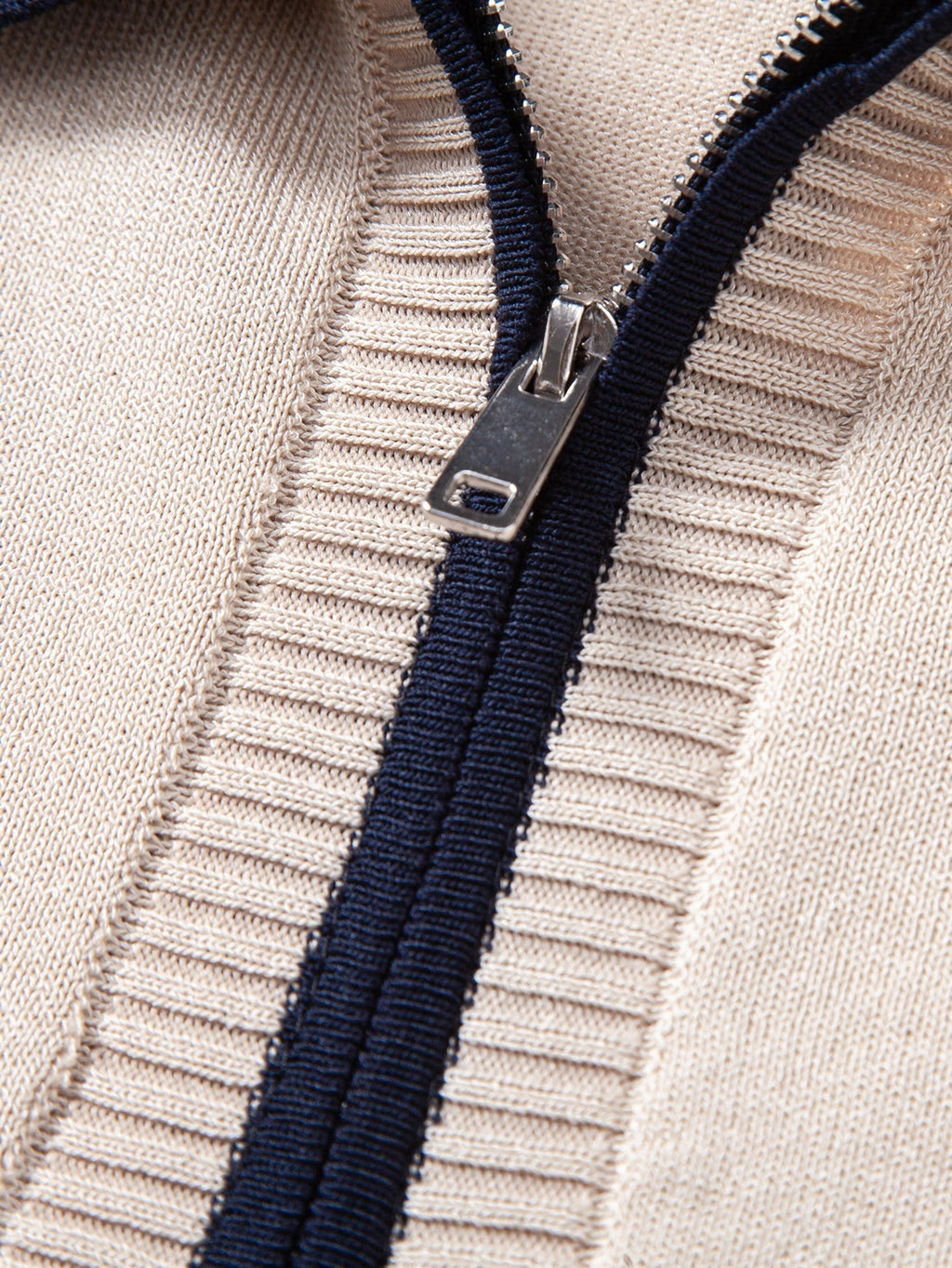 Ensemble homme polo zippé et pantalon habillé